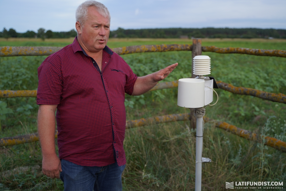 Александр Подгорный демонстрирует метеостанцию «Метео Фарм»